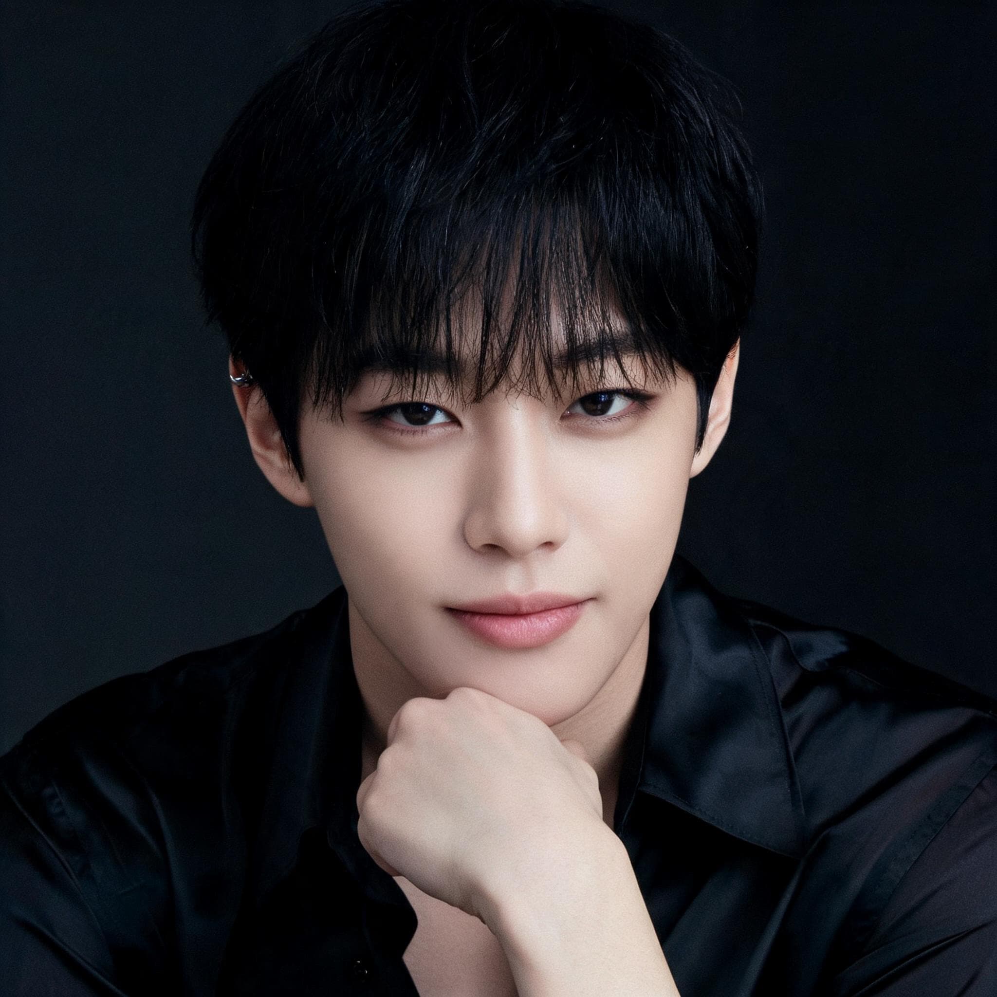 the idol who can't be seen with you, Seojun - AI character portrait